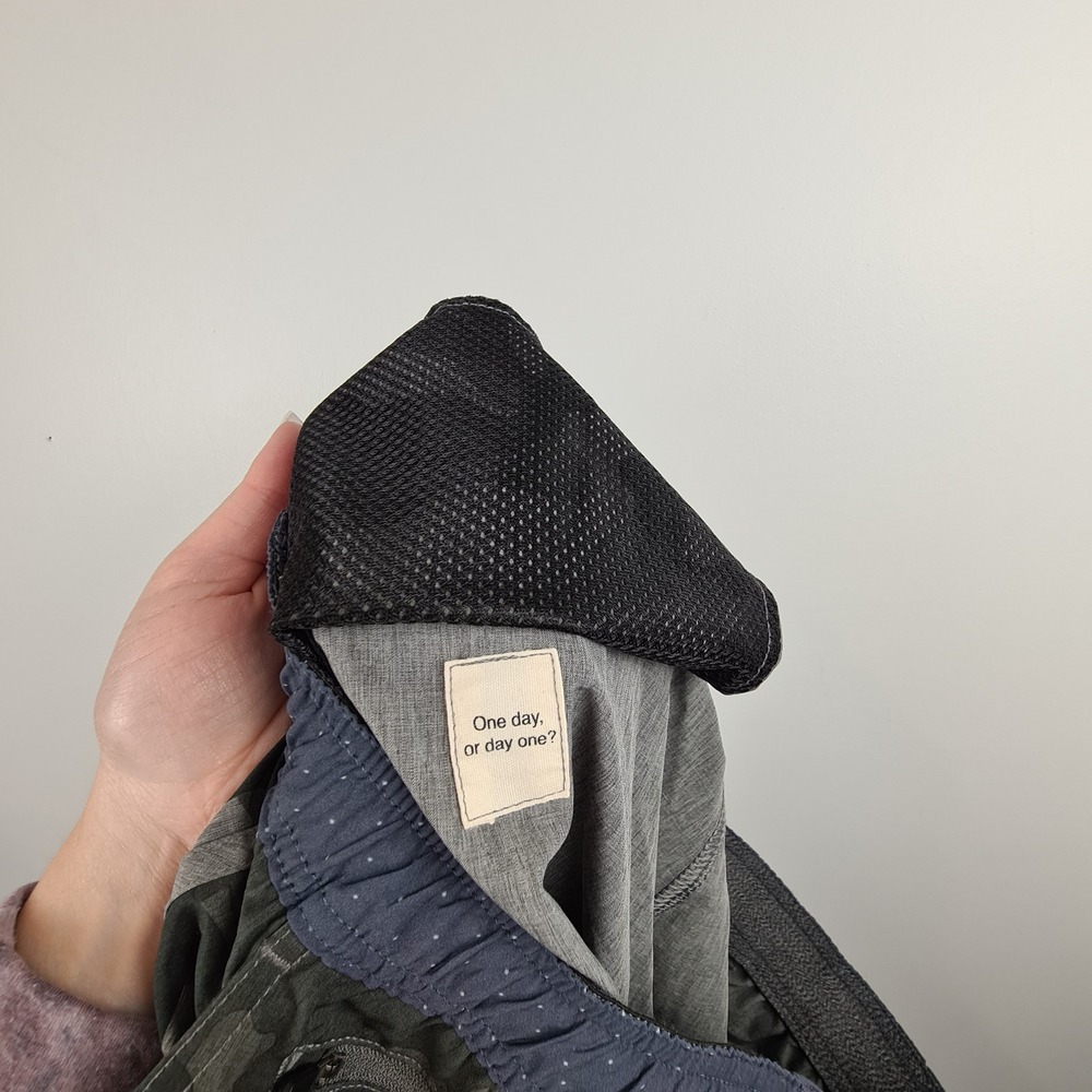 Vuori Short Mens XL Gray Camo Performance 4 Way Stretch Athletic Shorts Swim - Picture 7 of 12